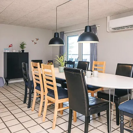 12 Person In Oksbøl